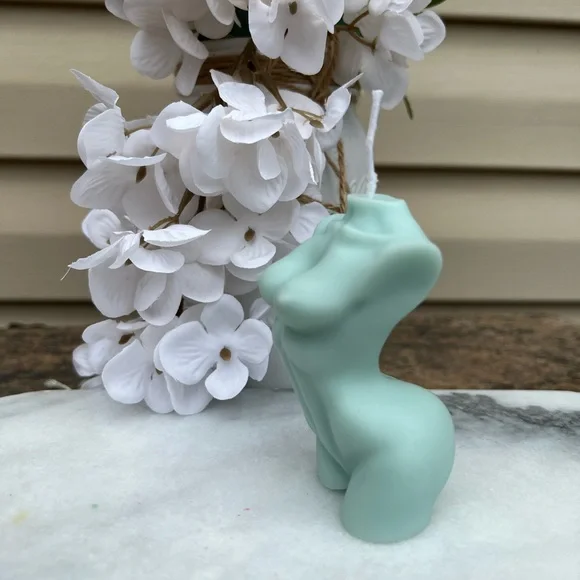 Hand Poured Soy Wax Candle- White Eucalyptus - Picture 4 of 4